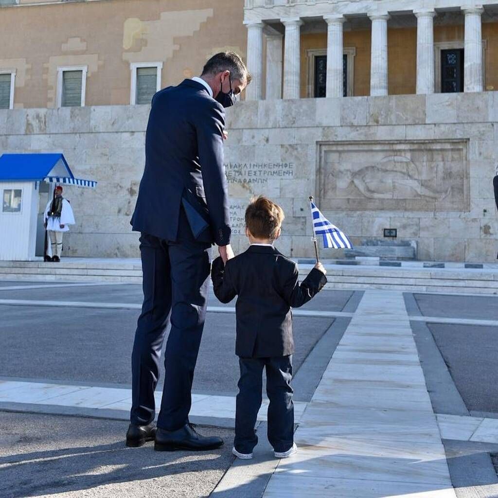 Σία Κοσιώνη: Η ανάρτηση με τον μικρό Δήμο στο Σύνταγμα κατά το στολισμό του δέντρου