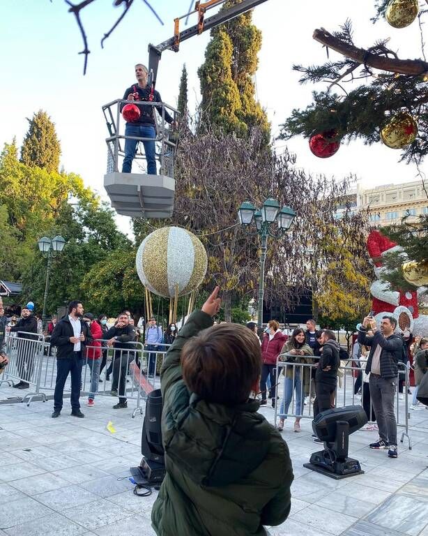 Σία Κοσιώνη: Η ανάρτηση με τον μικρό Δήμο στο Σύνταγμα κατά το στολισμό του δέντρου