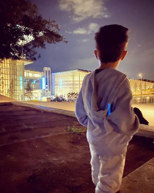 Δημήτρης Μακαλιάς: Ποζάρει με τον γιο του δίπλα στο χριστουγεννιάτικο δέντρο