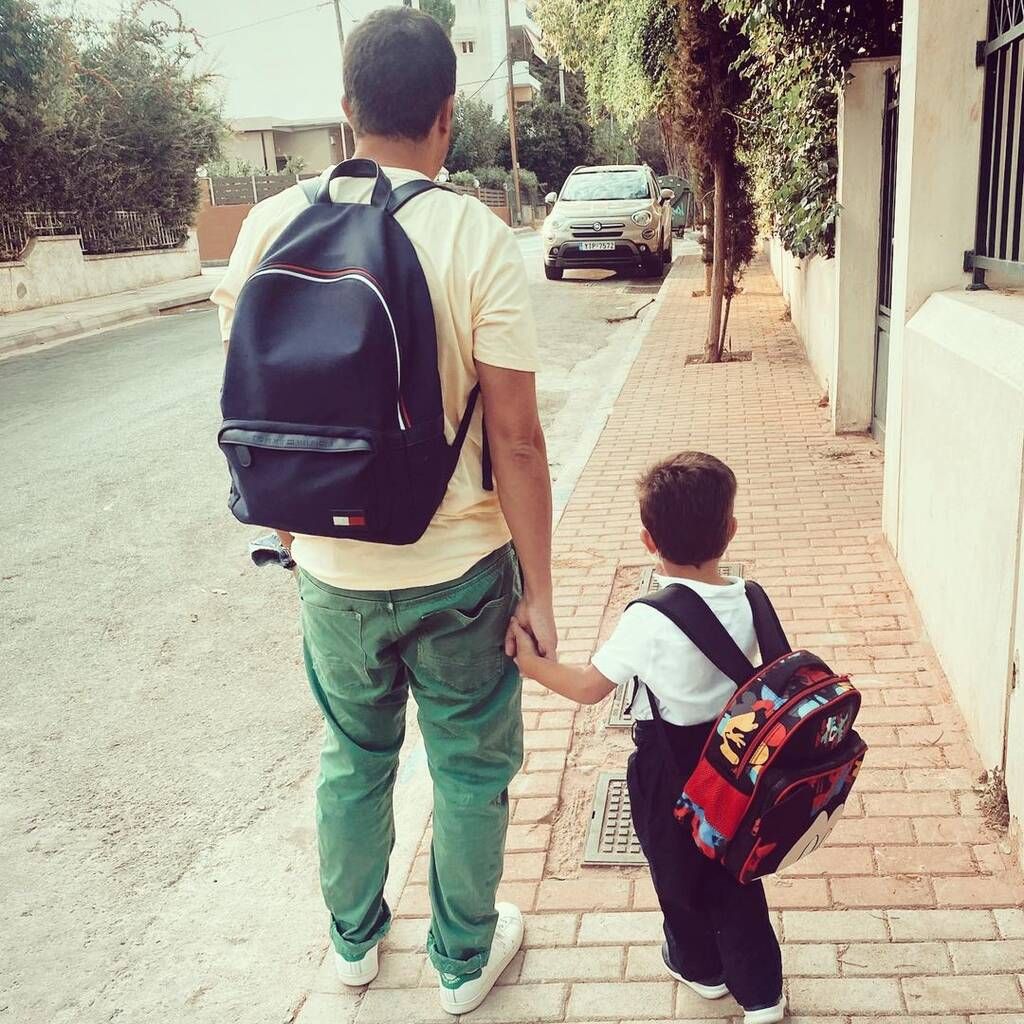 Δημήτρης Μακαλιάς: Ποζάρει με τον γιο του δίπλα στο χριστουγεννιάτικο δέντρο