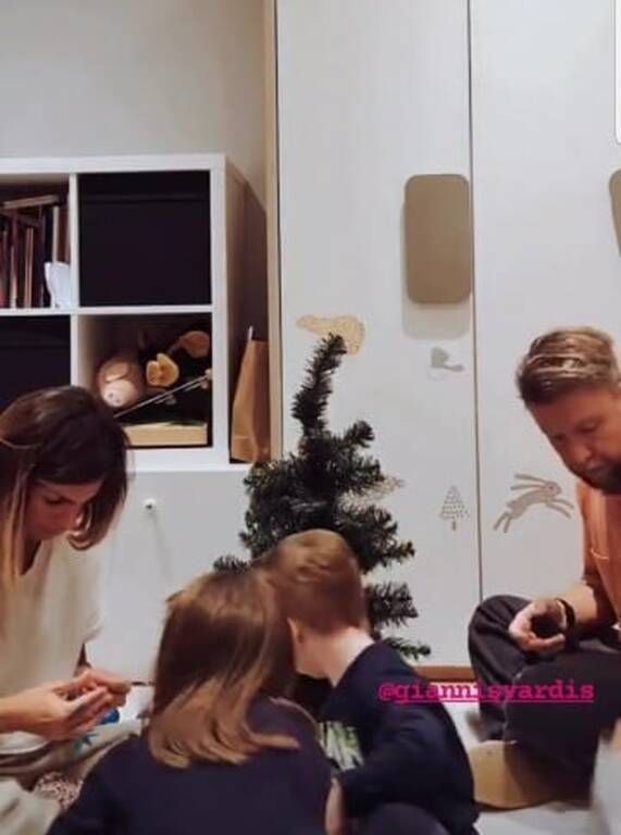 Γιάννης Βαρδής - Νατάσα Σκαφίδα: Στόλισαν με τα παιδιά τους τρία δέντρα (εικόνες)