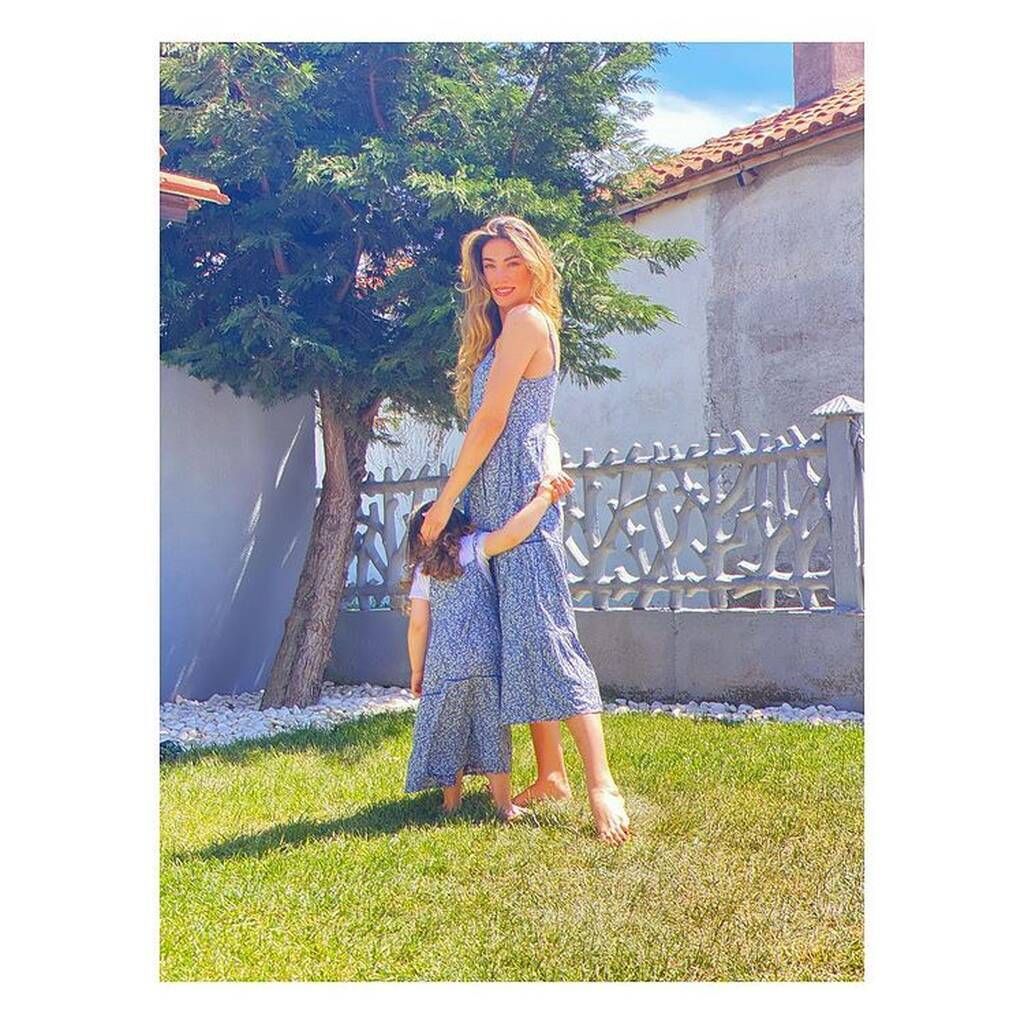 Ήβη Αδάμου: Ποζάρει με την κόρη της κάτω από το χριστουγεννιάτικο δέντρο