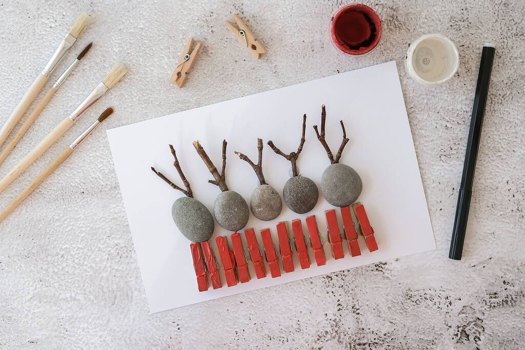 Βήμα 2ο: Ζωγραφίστε τα με κόκκινο ακρυλικό χρώμα κολλήστε τις πέτρες όπως στην παραπάνω φώτο και στη συνέχεια και τα κλαδάκια για να σχηματίσετε τα κέρατα.