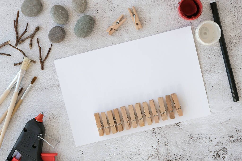 Βήμα 1ο: Κολλήστε τα μανταλάκια πάνω στο χαρτόνι όπως βλέπετε στην παραπάνω φωτογραφία.