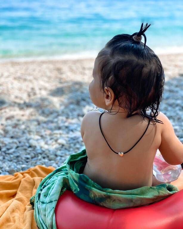 Νικολέττα Ράλλη: Νοικοκυρά η κόρη της – Σκουπίζει με την ηλεκτρική σκούπα 