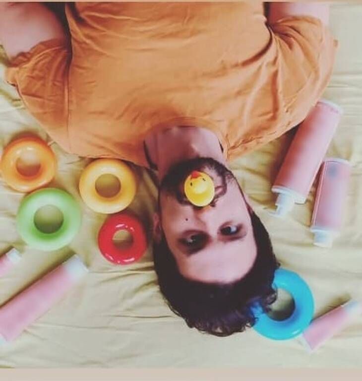 Ορφέας Αυγουστίδης: Ποζάρει στον φακό με τα παιχνίδια του γιου του