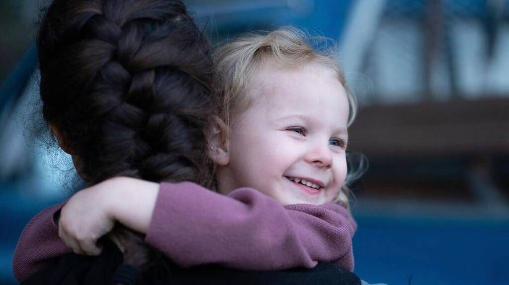 Θα μπορούσες να πάρεις το παιδί σου και να φύγεις στη μέση της νύχτας; 