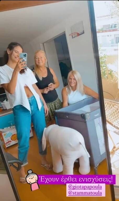 Χριστίνα Μπόμπα : Με την πεθερά της και τις δίδυμες για ψώνια 