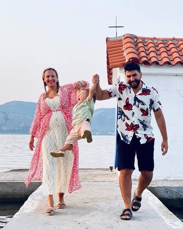 Κλέλια Πανταζή: Οι υπέροχες φώτο με τον γιο της μπροστά στο minimal δέντρο