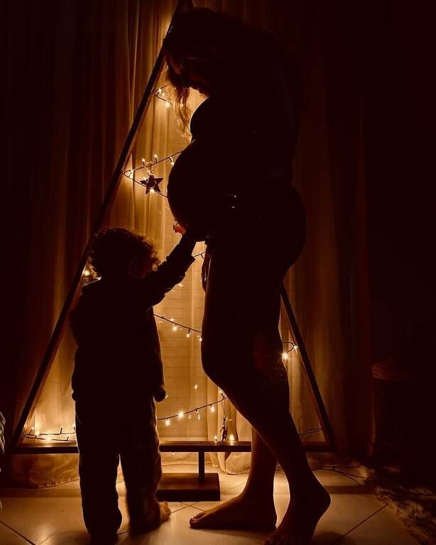 Κλέλια Πανταζή: Οι υπέροχες φώτο με τον γιο της μπροστά στο minimal δέντρο