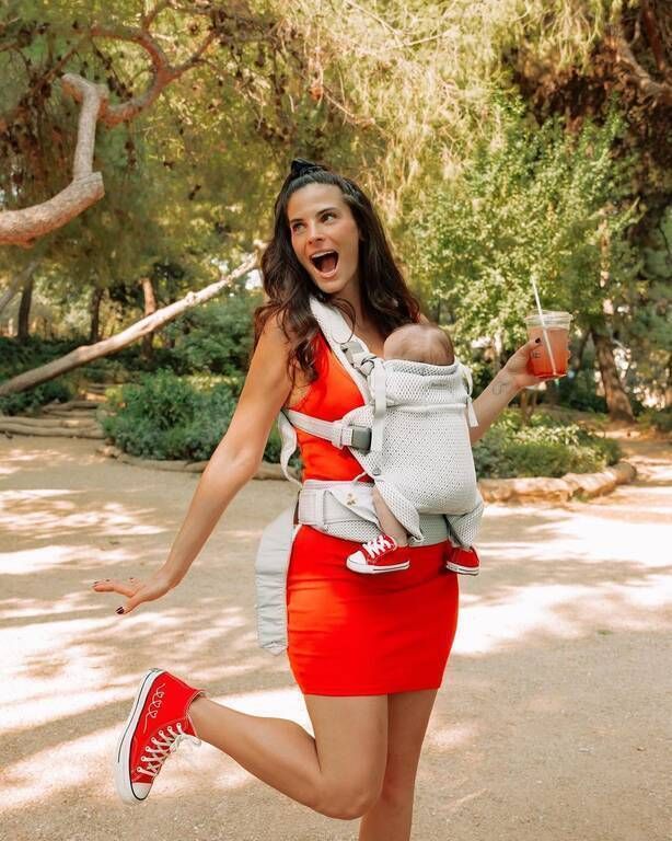 Χριστίνα Μπόμπα: ΟΙ δίδυμες παίζουν στο κρεβάτι - Δείτε την υπέροχη φώτο 