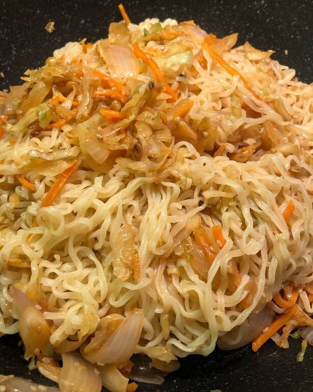 Noodles με λάχανο , καρότο, ξερό κρεμμύδι, σκόνη Τίκα Μασάλα, σουσάμι και ελαιόλαδο