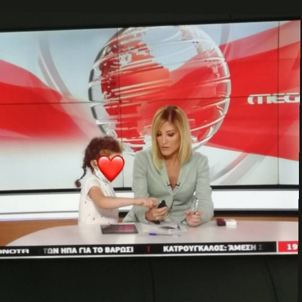 Εξαίρεση αποτελούν οι δύο φωτογραφίες με την πεντάχρονη Ελένη. Πρώτα είχε δημοσίευσει αυτήν  που βλέπετε παραπάνω από το πλατό του τηλεοπτικού σταθμού...