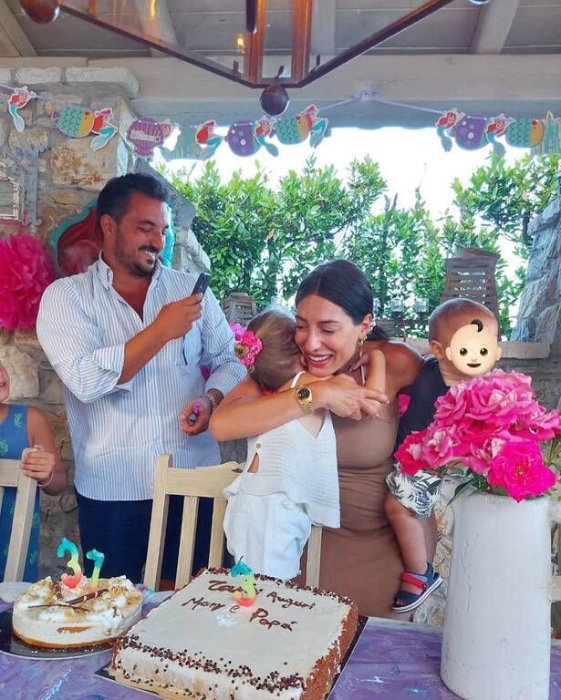 Φλορίντα Πετρουτσέλι: Η κόρη της παρακολουθεί ταινία φορώντας ουρά γοργόνας