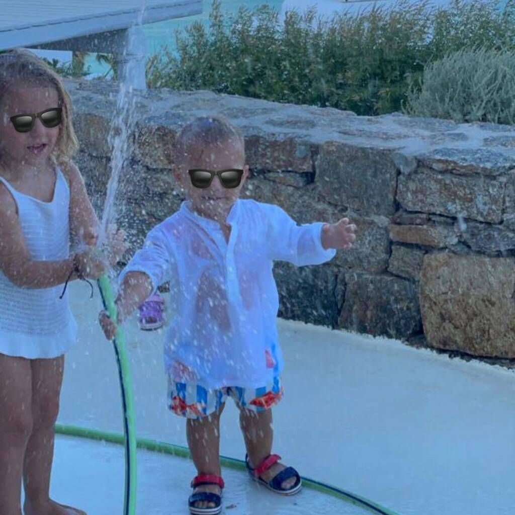 Φλορίντα Πετρουτσέλι: Η κόρη της παρακολουθεί ταινία φορώντας ουρά γοργόνας