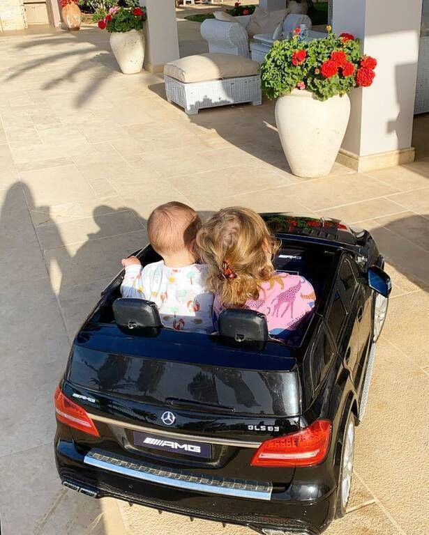 Φλορίντα Πετρουτσέλι: Η κόρη της παρακολουθεί ταινία φορώντας ουρά γοργόνας