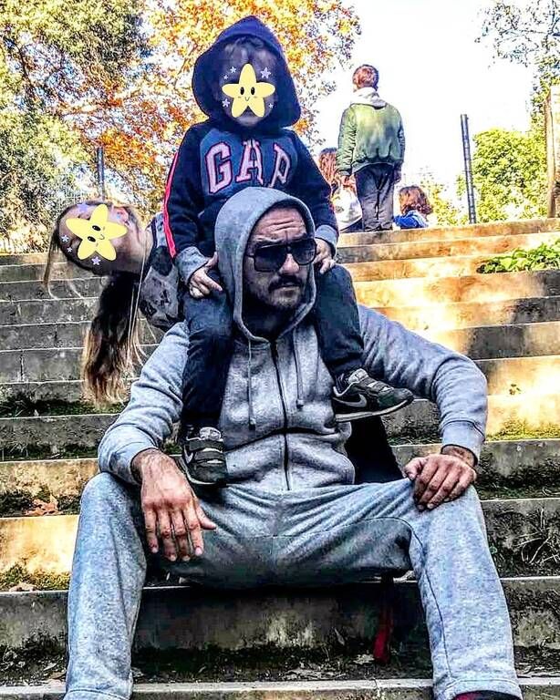 Μελέτης Ηλίας: Ο γιος του παίζει με τη μπάλα στην αυλή του σπιτιού