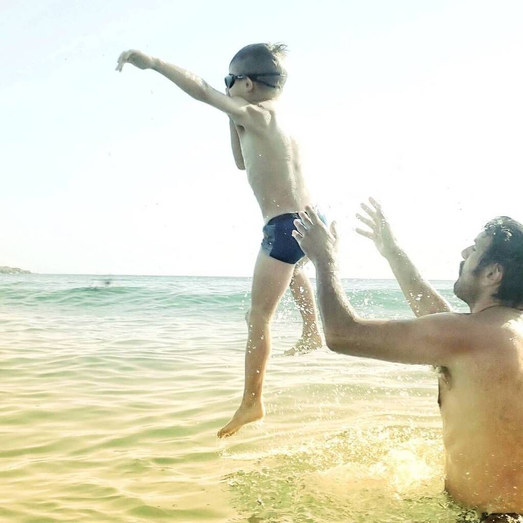 Μελέτης Ηλίας: Ο γιος του παίζει με τη μπάλα στην αυλή του σπιτιού