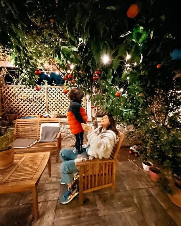 Κατερίνα Παπουτσάκη: Η selfie με τον μικρό της γιο στο μπάνιο (εικόνες)