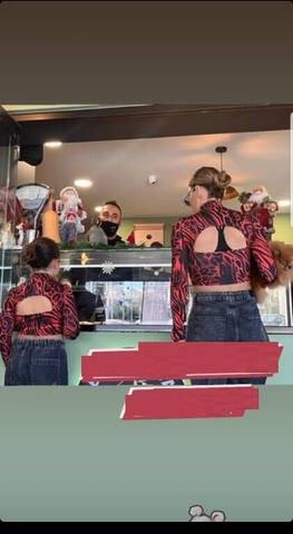 Κέλλυ Κελεκίδου: Η κόρη της φόρεσε ποδιά κι έφτιαξε κέικ (εικόνες)