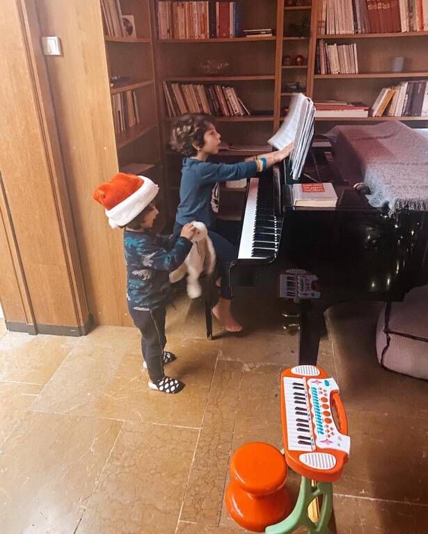 Κατερίνα Παπουτσάκη: Είδε λιχουδιά ο γιος της κι έτρεξε - Η φώτο με τη μαμά του