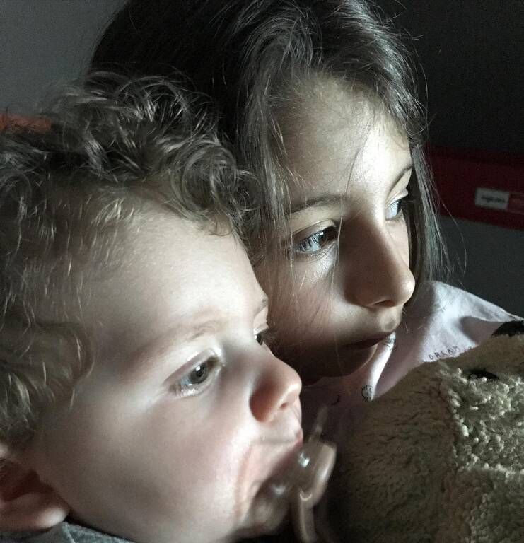 Κατερίνα Λάσπα: Η Σάρα ταΐζει με μπιμπερό την αδελφή της - Η τρυφερή throwback φώτο 