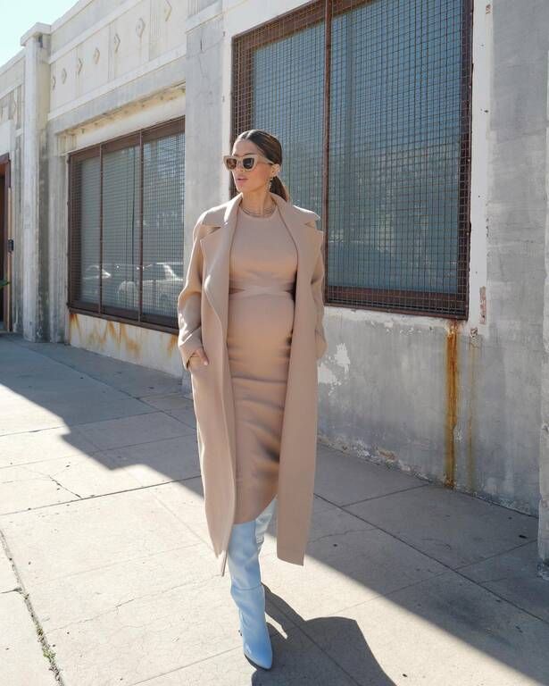 Mε πλεκτό φόρεμα και ασορτί, μπεζ παλτό