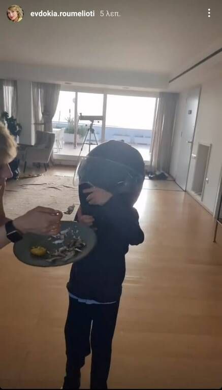 Ευδοκία Ρουμελιώτη: Προσπαθεί να ταΐσει ψάρι τον γιο της που φοράει κράνος 