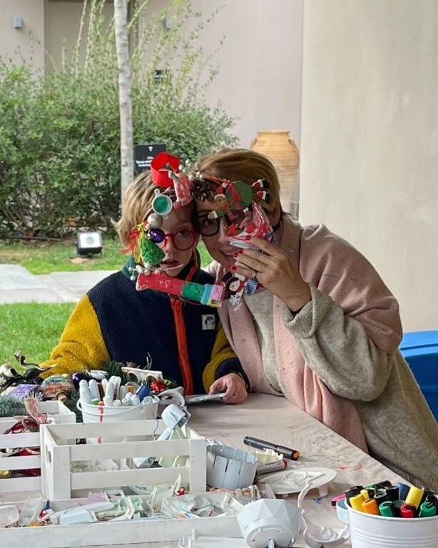 Ευδοκία Ρουμελιώτη: Προσπαθεί να ταΐσει ψάρι τον γιο της που φοράει κράνος 