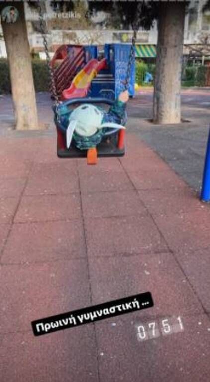  Άκης Πετρετζίκης: Πρωί πρωί στην παιδική χαρά με τον γιο του 