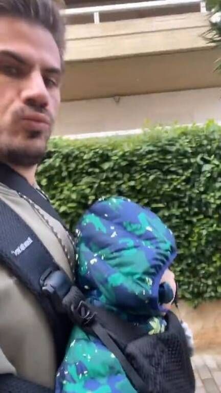  Άκης Πετρετζίκης: Πρωί πρωί στην παιδική χαρά με τον γιο του 