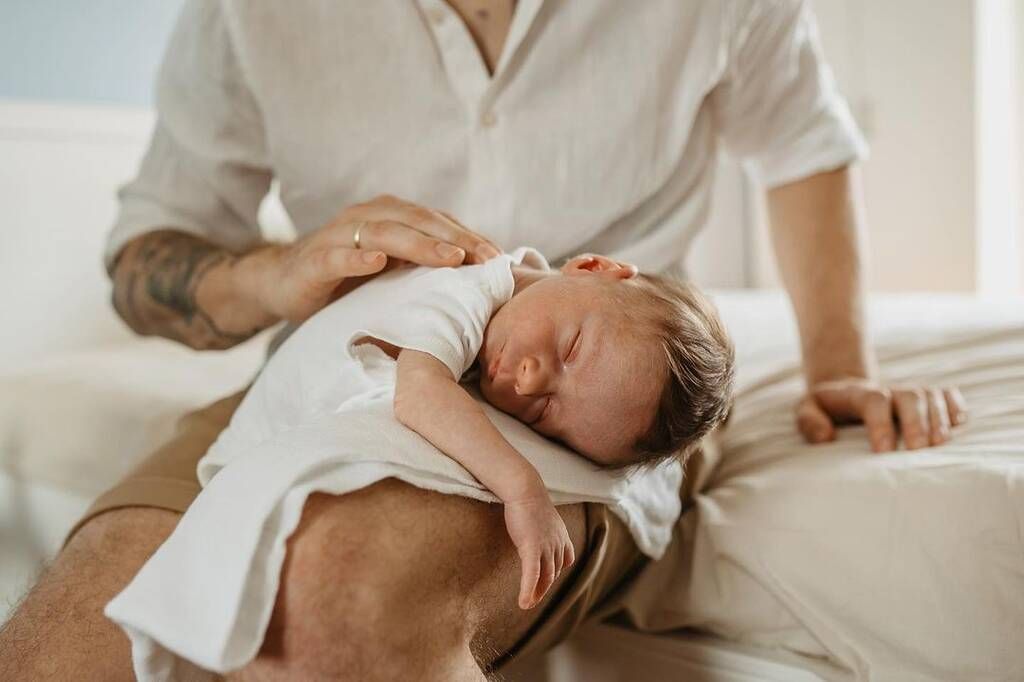 Μπαμπάς και μωρό σε ένα τρυφερό και απολαυστικό στιγμιότυπο / Φωτογραφία:  Instagram @fotografie_eweliny