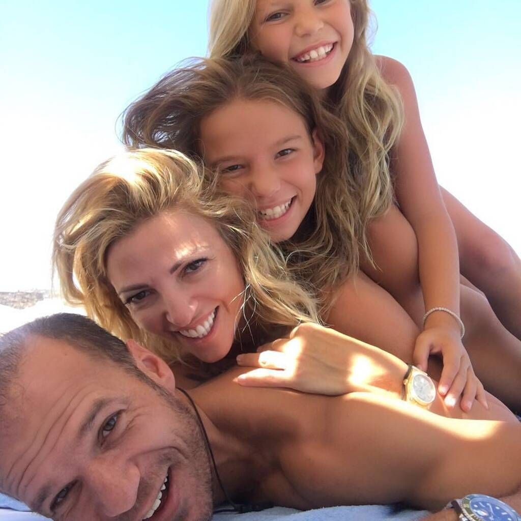 Ακόμη μια οικογενειακή φωτογραφία με τις κόρες και τη σύζυγό του, Βιβή