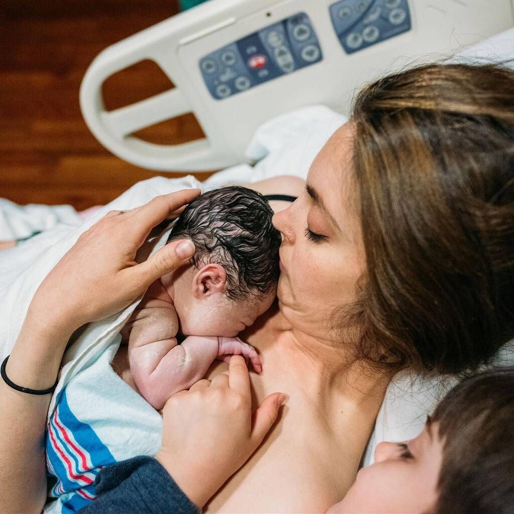 Δεν έφευγε από το πλευρό της μητέρας του και της αδερφής του / πηγή φωτογραφίας: thelavenderdoula / milkandhannah on Instagram