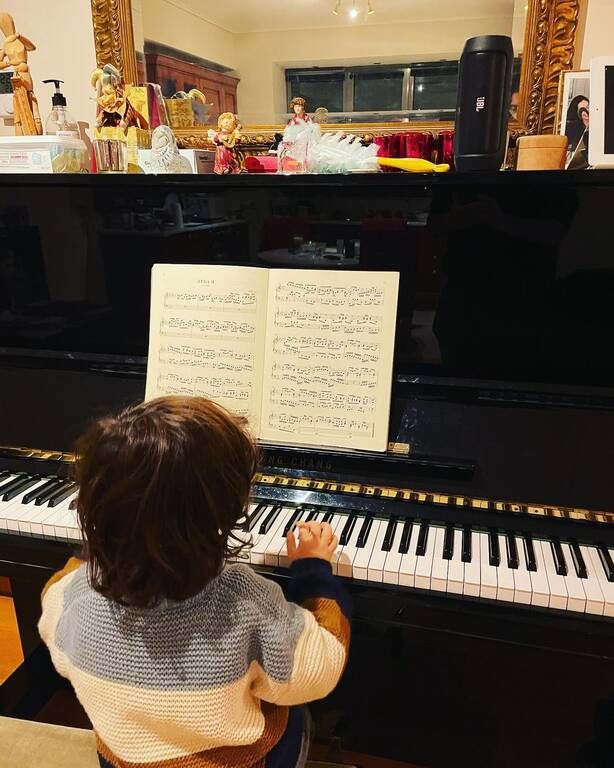 Ο μικρός μαθαίνει πιάνο και φυσικά δεν χάνει ευκαιρία να παίζει με την 