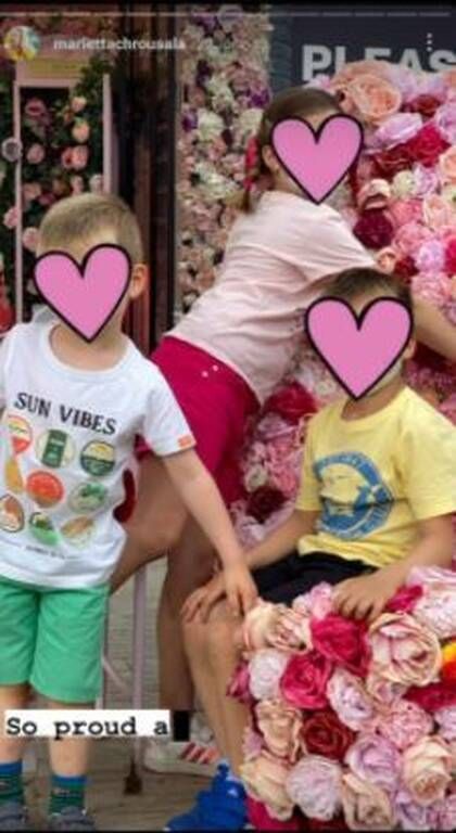 Σε όλες τις φωτογαφίες, η διάσημη μαμά φροντίζει να καλύπτει τα πρόσωπά τους.