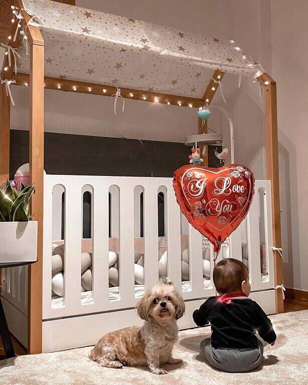 Την ανάρτηση αυτή την έκανε τον Φεβρουάριο του 2021. Η Σοφία δεν είναι καν ενός έτους και κάθεται μπροστά από την κούνια της στο παιδικό δωμάτιο.