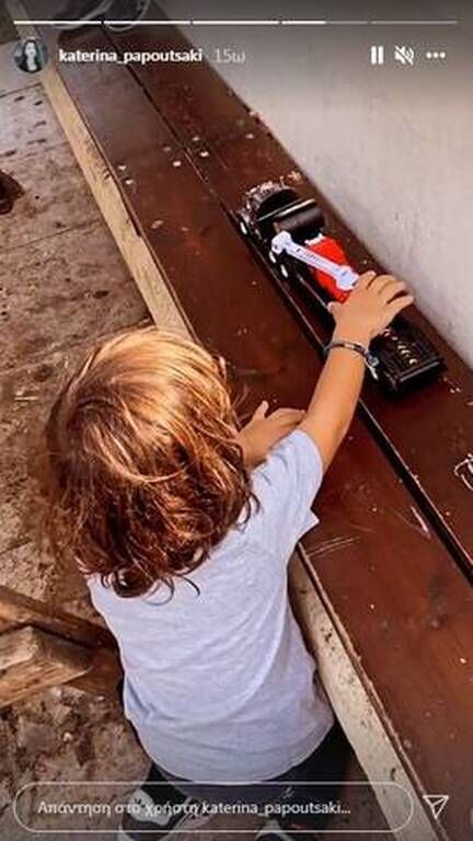 Ο Κιμωνάκος που παίζει με τα παιχνίδια τους. 