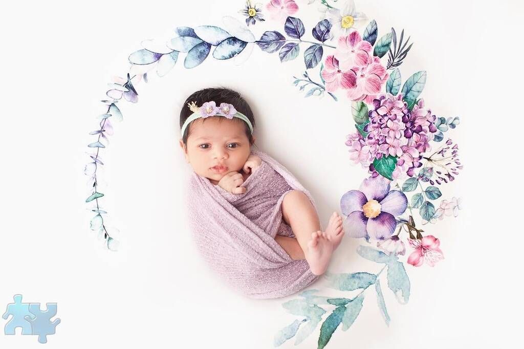 Αυτό το μωράκι είναι ξύπνιο και ποζάρει τυλιγμένο με μωφ ύφασμα σε ένα ανοιξιάτικο σεντόνι - Πηγή φωτογραφίας: Instagram / anastassiabnphotography
