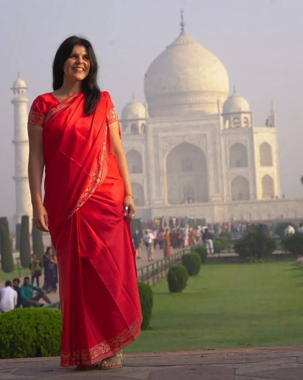 Μια επίσκεψη στο Ταζ Μαχάλ ήταν επιβεβλημένη. "Το Ταζ Μαχάλ χτίστηκε για να ταφεί εκεί η αγαπημένη του Σαχ Τζαχάν που ήταν Μογγόλος αυτοκράτορας. Η Μουμτάζ Μαχάλ πέθανε δυστυχώς κατά τη διάρκεια του τοκετού και ο σύζυγός της δεν παντρεύτηκε ποτέ ξανά. Μαζ