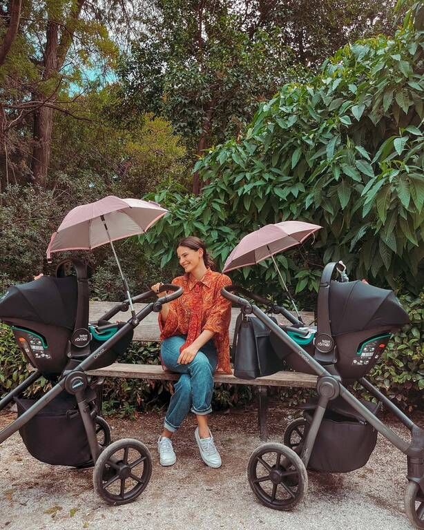 Καροτσάδα με τις κόρες της η Χριστίνα Μόμπα.