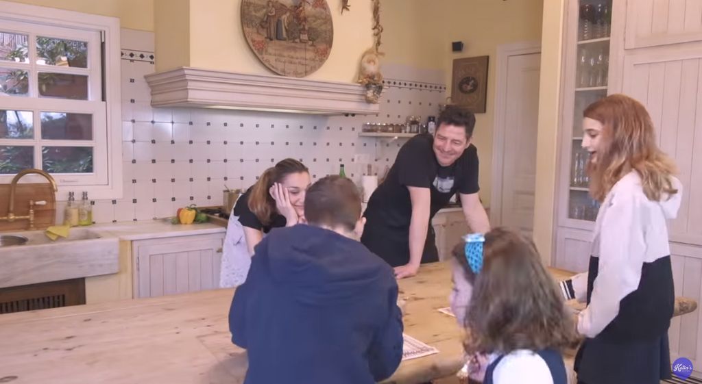 Από τις αγαπημένες τους δε συνήθειες είναι να μαγειρεύουν όλοι μαζί.