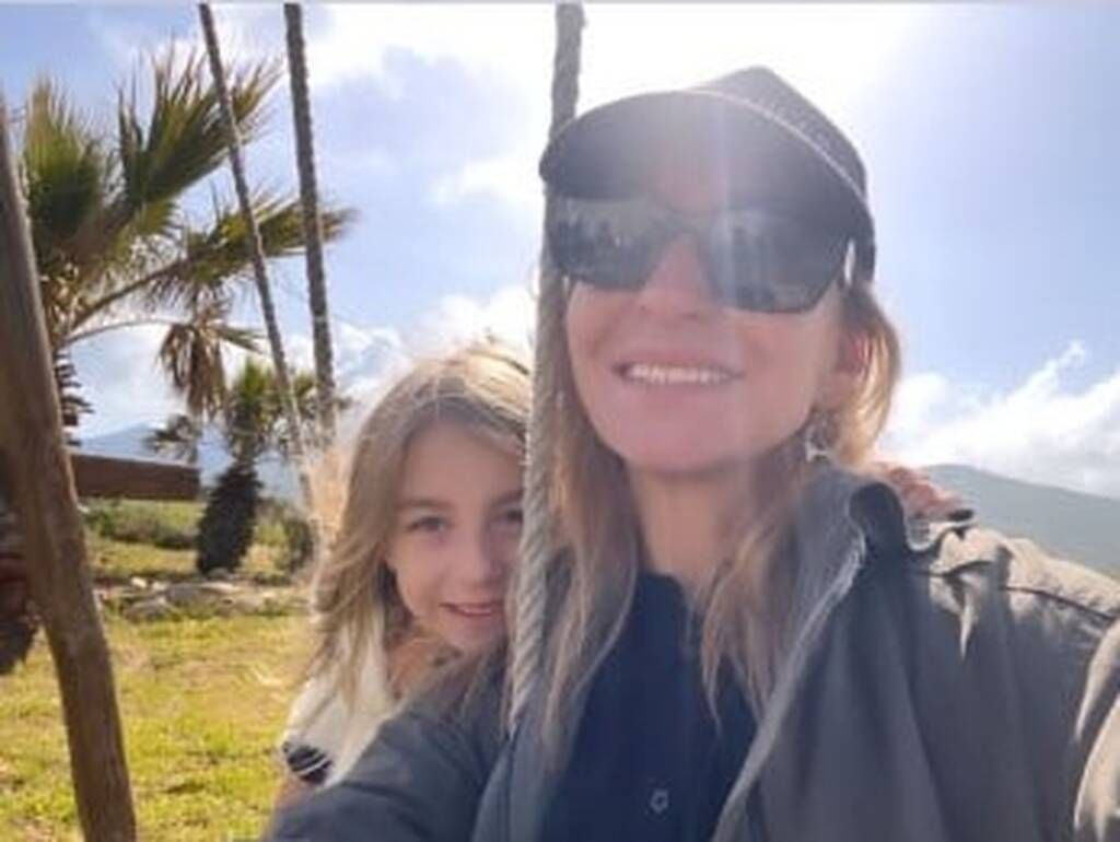 H Ρούλα Ρέβη με την κόρη της βγάζουν σέλφι.