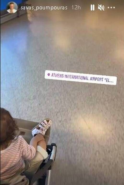 Ο Σάββας Πούμπουρας και η κόρη τους στο αεροδρόμιο
