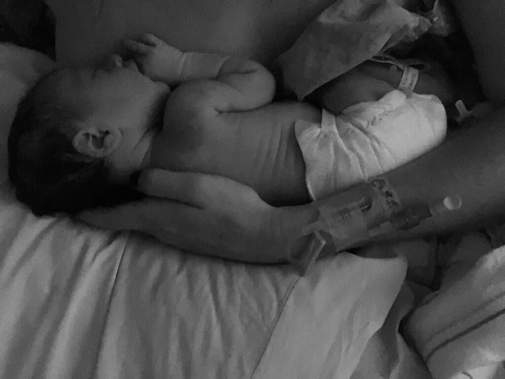 Η μικρότερη κόρη της Cassie πριν βγει από το μαιευτήριο.