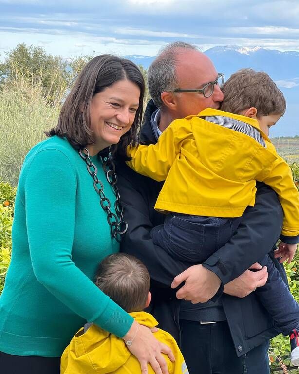 Μια οικογενειακή φωτογραφία με τους γιους και τον σύζυγό της.