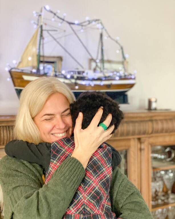  Αυτή η μαγική αγκαλιά είναι το ασφαλές καταφύγιο και των δύο.