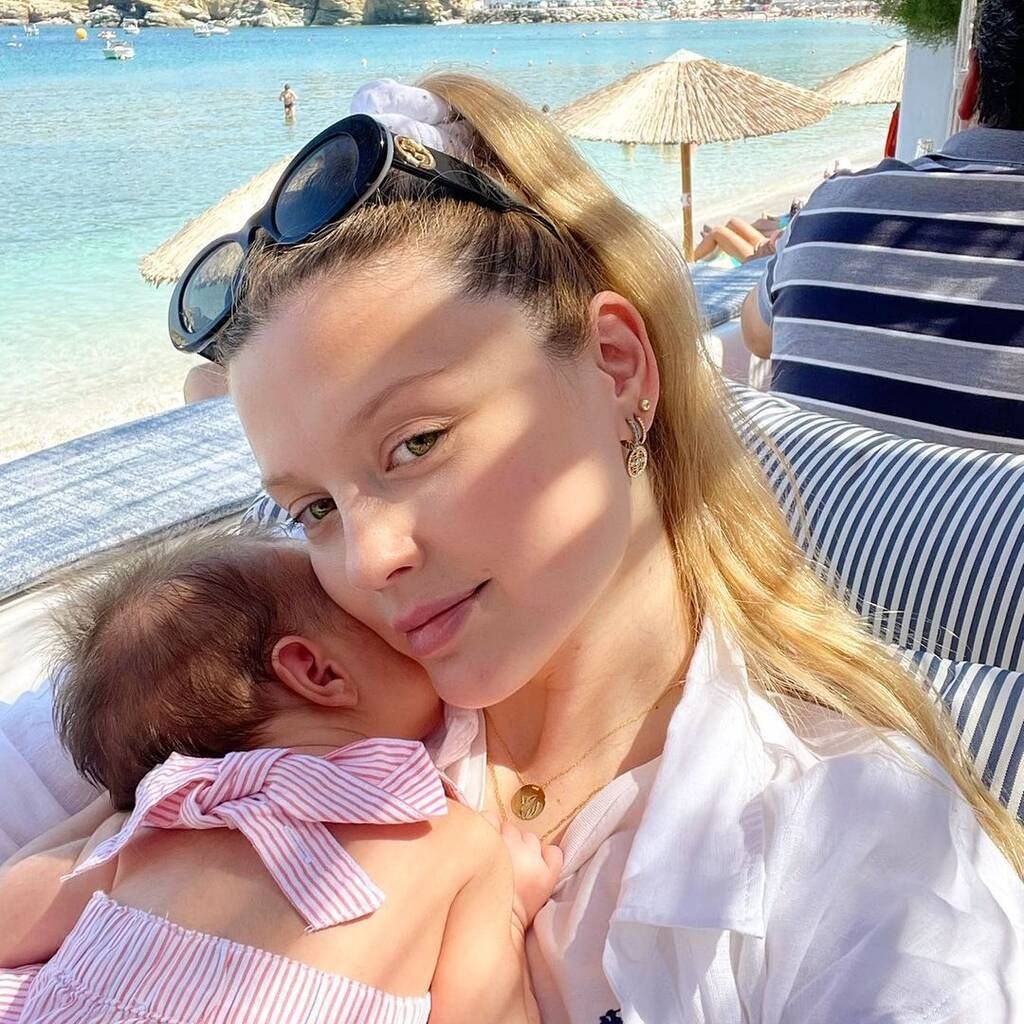 Από τις πρώτες φωτογραφίες που είχε δημοσιεύσει η ηθοποιός με την κόρη της το περασμένο καλοκάιρι. 