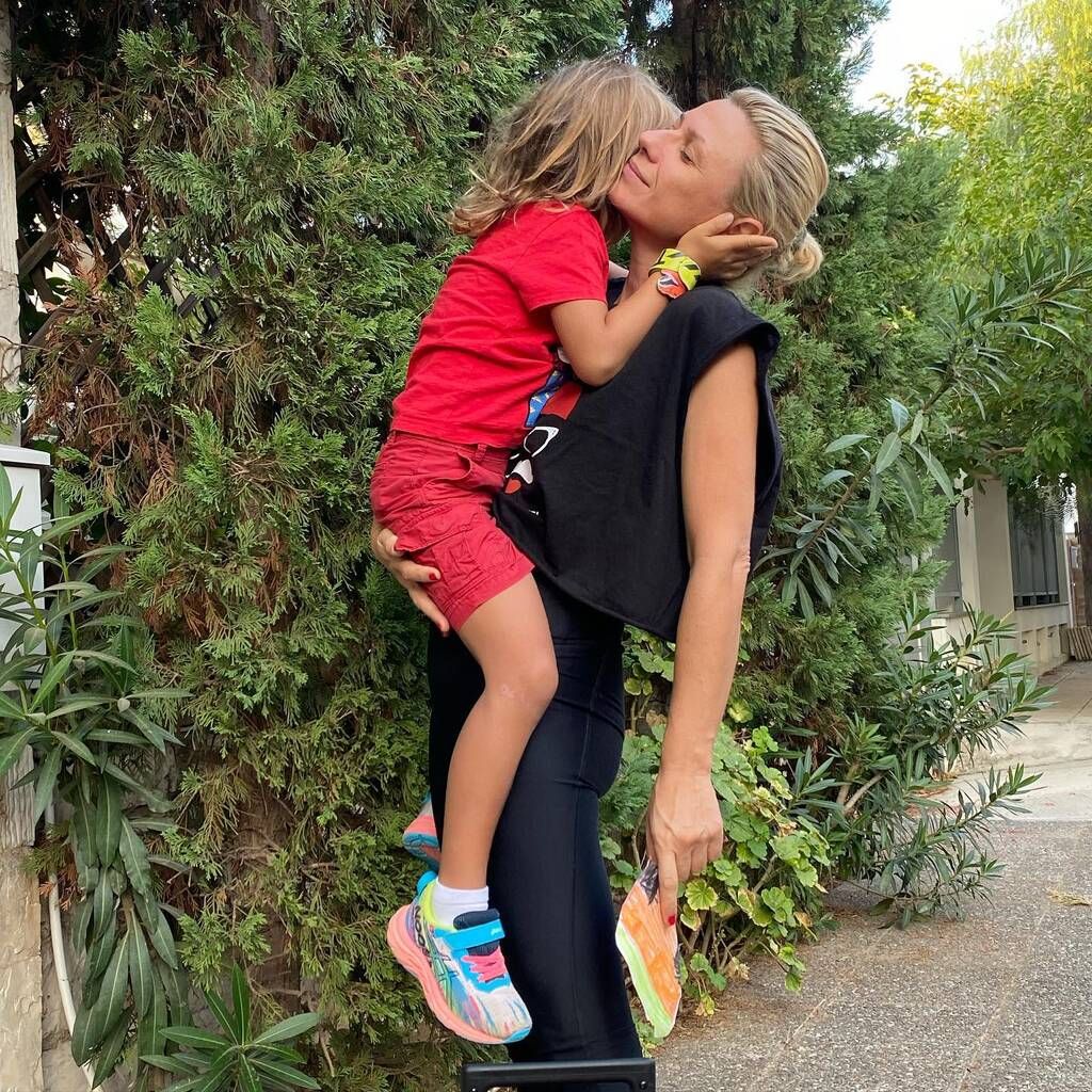 Το γέλιο και η λάμψη στα μάτια της μαρτυρούν ότι όταν βρίσκεται κοντά τους ο χρόνος σταματάει να κυλά