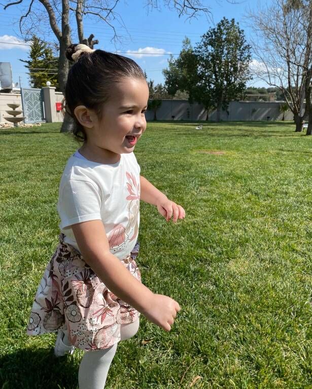 Η μικρή Μελίτα μεγαλώνει ξέγνοιαστα.